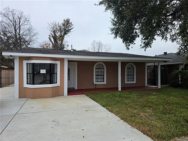 4 bed, 2.0 bath, 1818 sqft, $2,300 — Photo 2