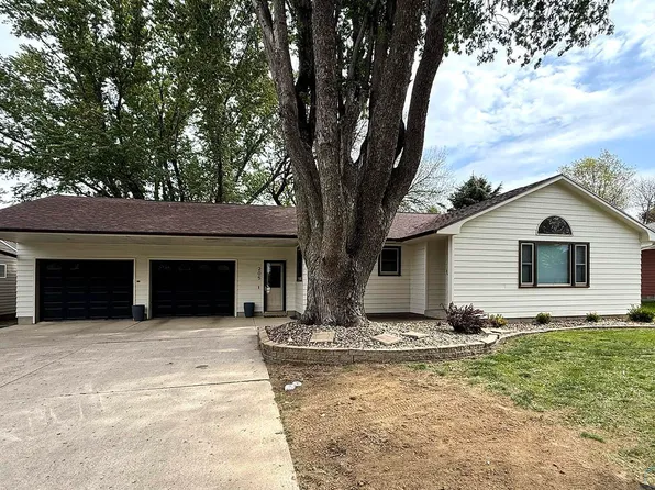 205 Pine St, Hospers, IA 51238