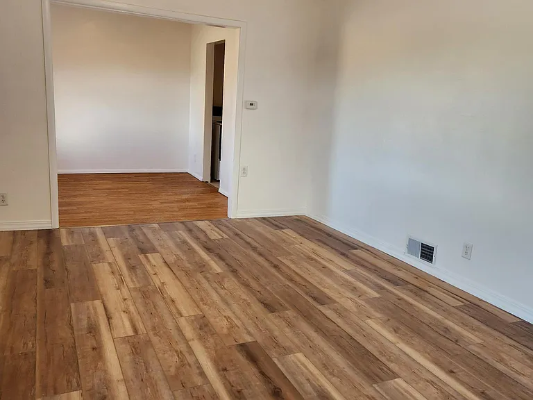 132 Elm St N — Photo 1