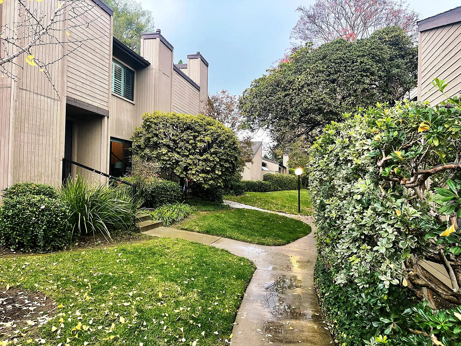 475 W Walnut St — Photo 1
