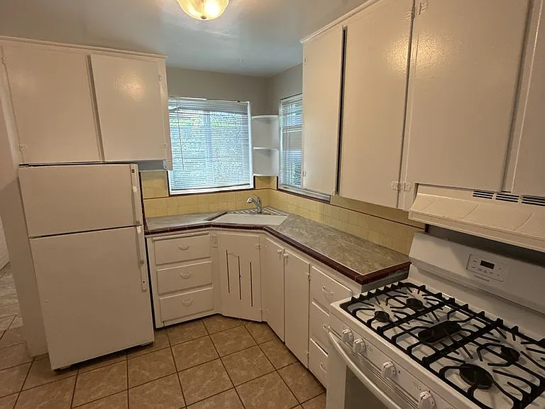 1590 N Syracuse St — Photo 2