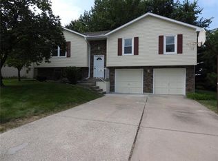 1437 NW Yankee Dr, Blue Springs, MO 64015
