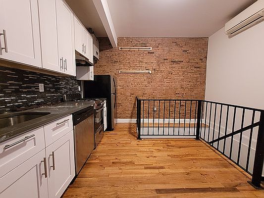 5th image of 907 Jefferson Ave #1F