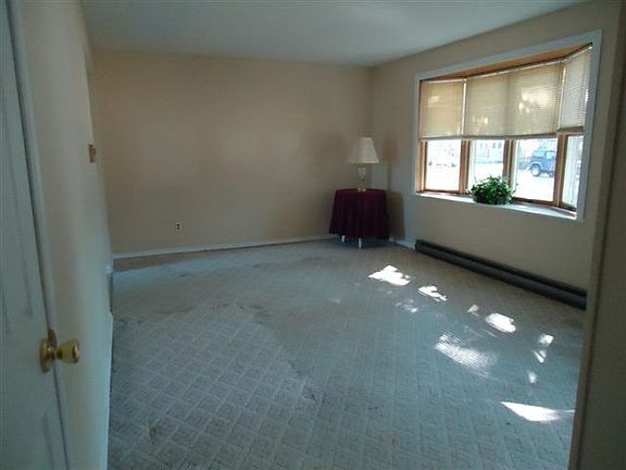 4th image of 151 Evergreen Ave