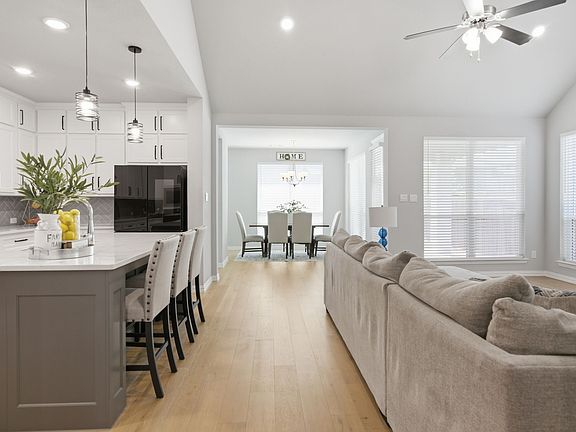 3rd image of 910 Winter Cherry Ln