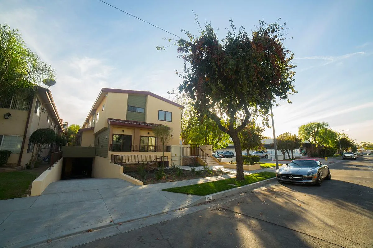 430 Pioneer Drive — Photo 3