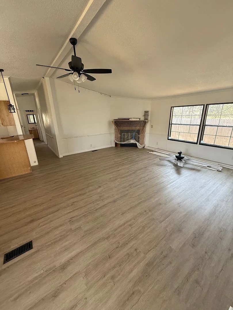 Move In Special $800 Off 1st Full Months Rent Gated Area 3/2 Granbury — Photo 3
