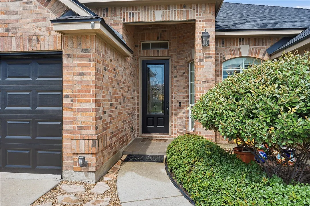 4 bed, 2.5 bath, 2607 sqft, $3,500 — Photo 3