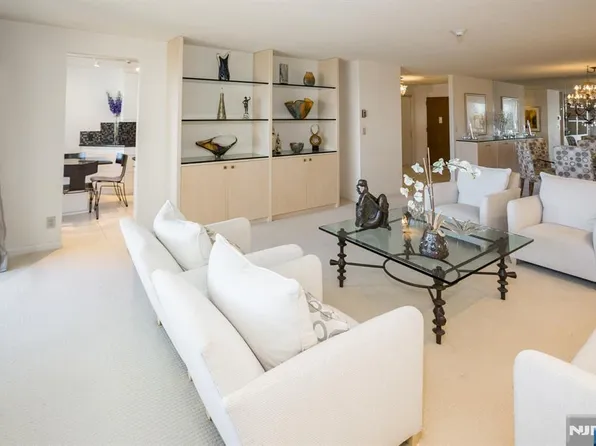 2 Claridge Dr APT 7NE, Verona, NJ 07044