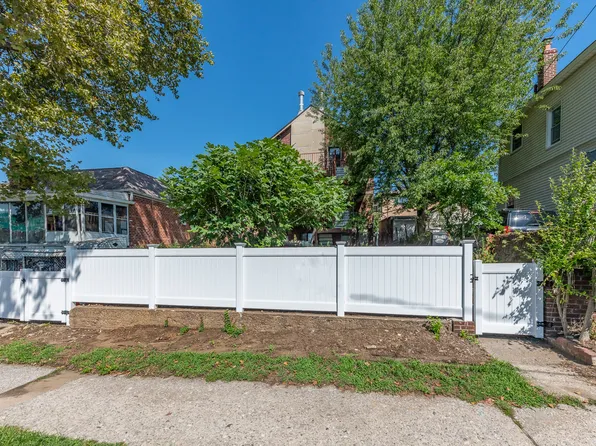 63-19 Borden Avenue image 3 of 7