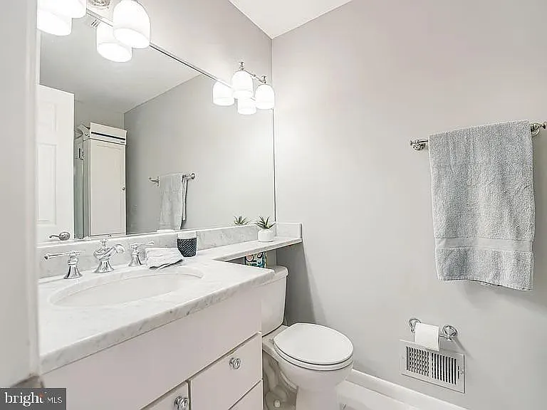 2221 Senseney Ln — Photo 12