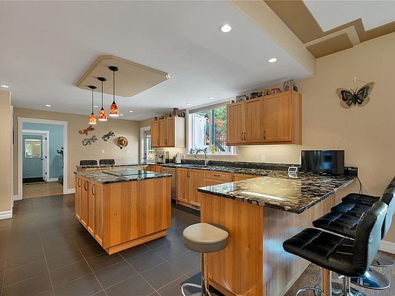 5th image of 2246 Glenmore Rd