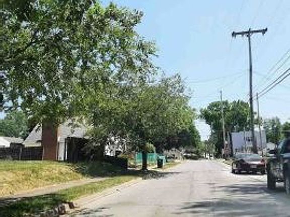 Exterior Neighborhood (street photo)