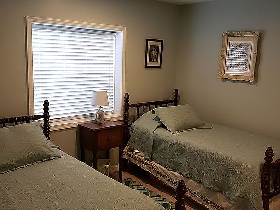 Basement BR w/full bath
