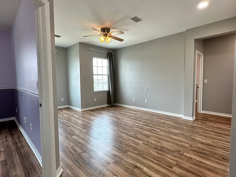 Flex room across from laundry room with two windows.