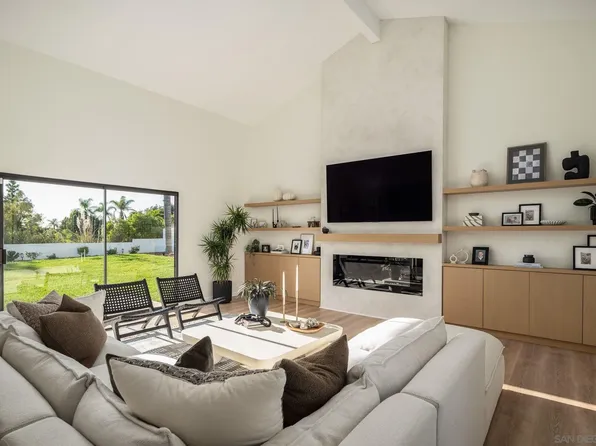 2524 Luciernaga St, Carlsbad, CA 92009