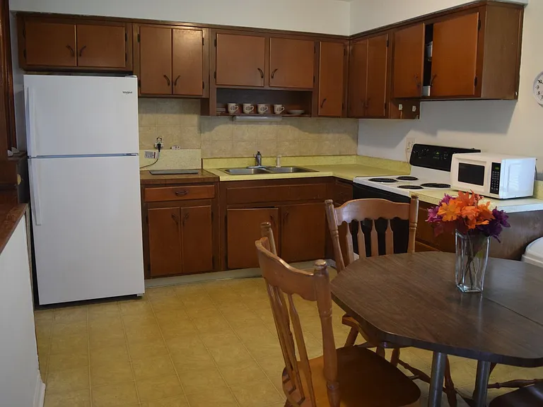 1622 NE Maureen Ct — Photo 4