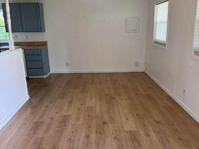 1055 S Park St — Photo 2