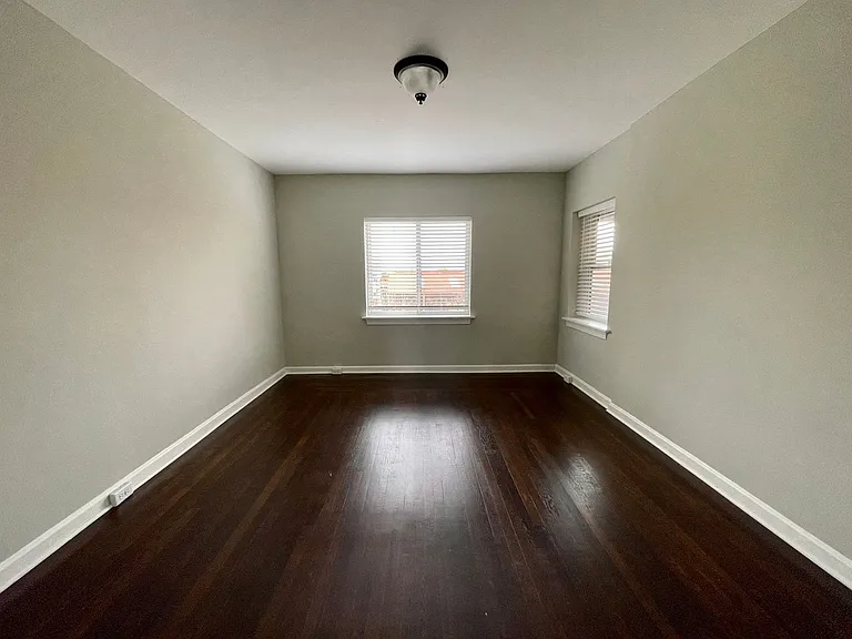 2621-2623 Woodburn Ave. — Photo 8