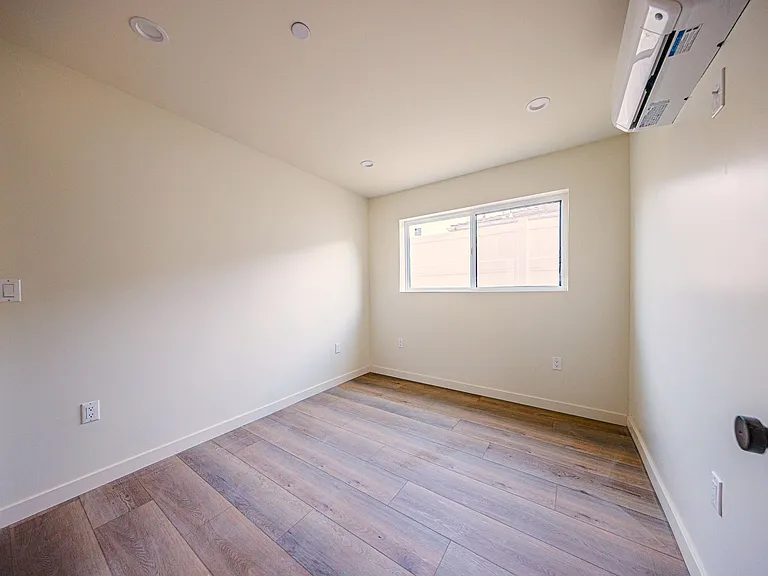 5933 Comey — Photo 14