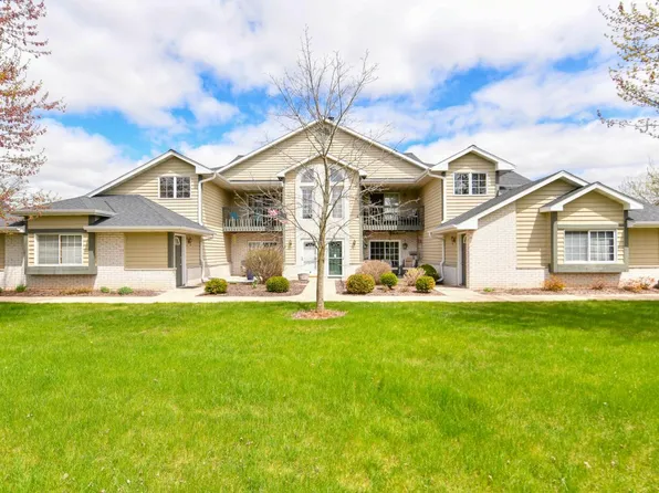 W240N2510 East Parkway Meadow CIRCLE #8, Pewaukee, WI 53072