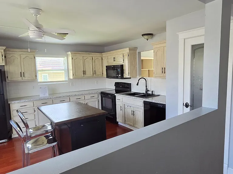 715 SW Graystone Dr — Photo 6