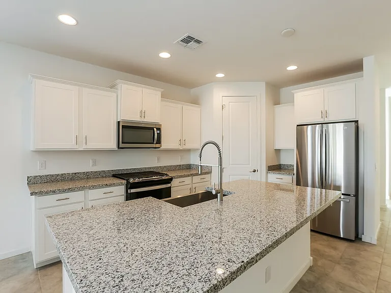 17484 W Sunnyslope Ln — Photo 7