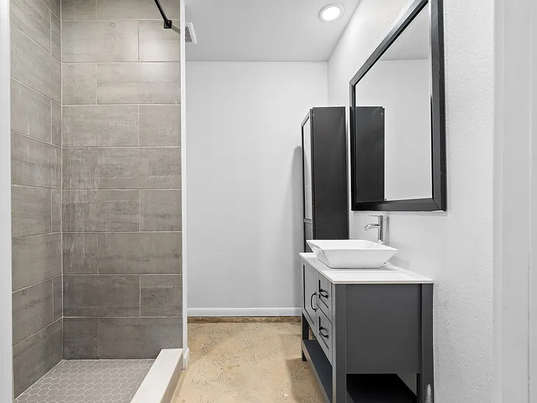 Modern, Industrial Flats in Tampa Heights — Photo 9