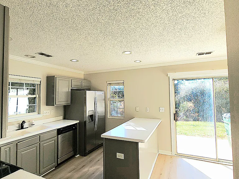 Spacious gourmet kitchen