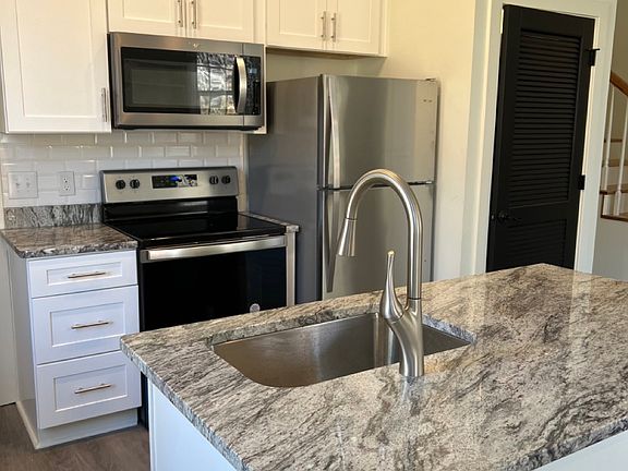 3rd image of 726 Mountain Rd #1