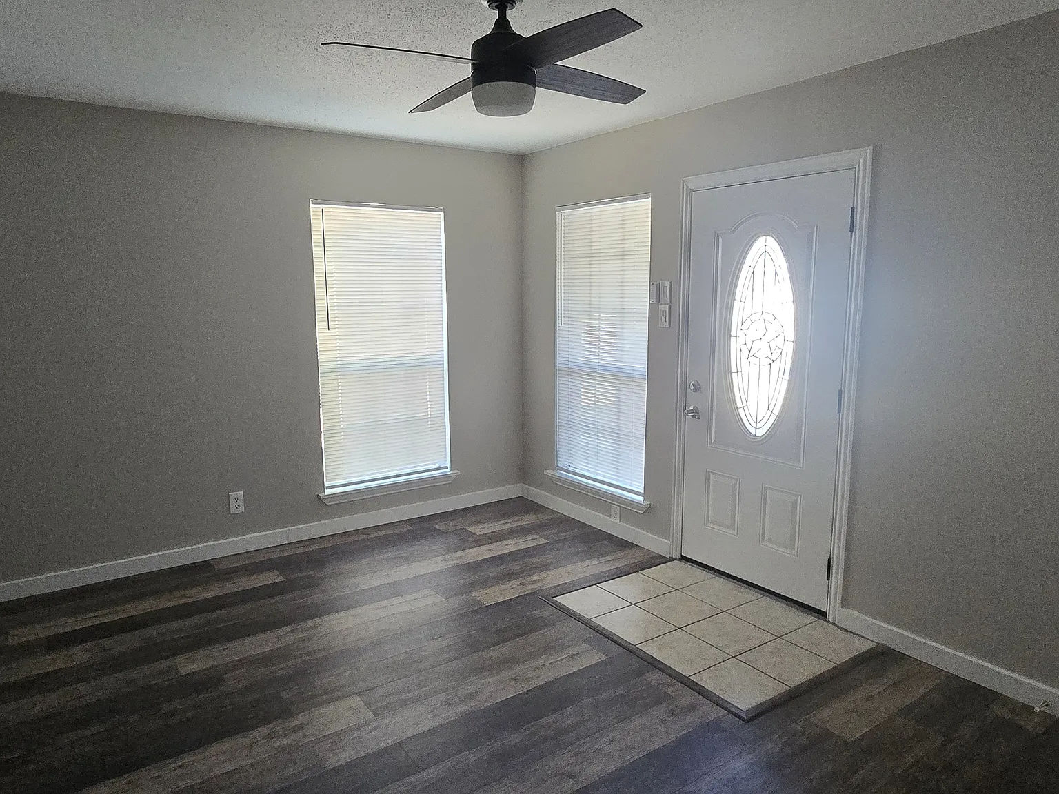 3 bed, 918 sqft, $1,595 — Photo 2