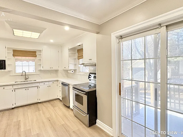 1052 King St E — Photo 2