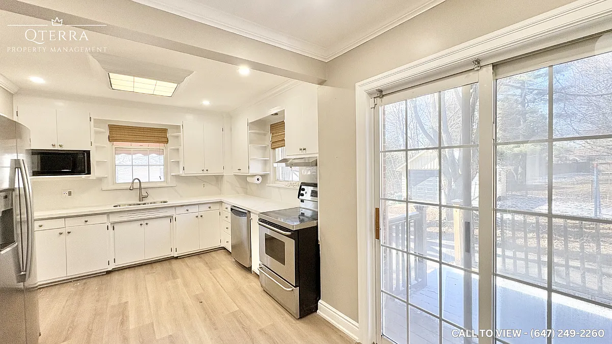 Building Photo - 1052 King St E
