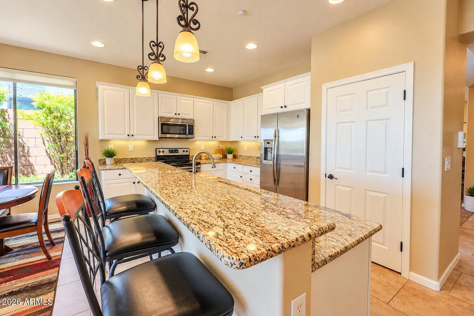 3 bed, 2.0 bath, 2082 sqft, $3,000 — Photo 4