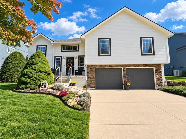 2405 SW Woodhaven Ln, Lees Summit, MO 64082