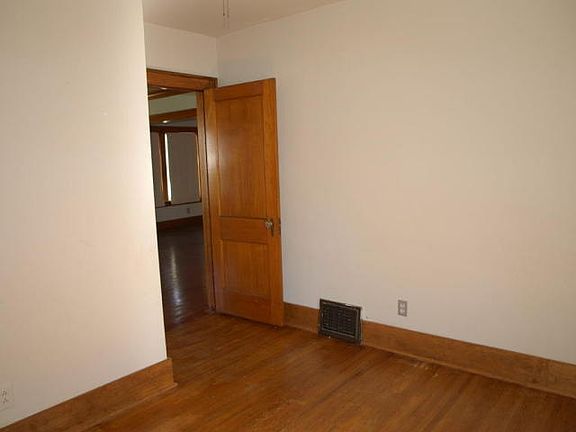 5th image of 107 N Pleasant Ave