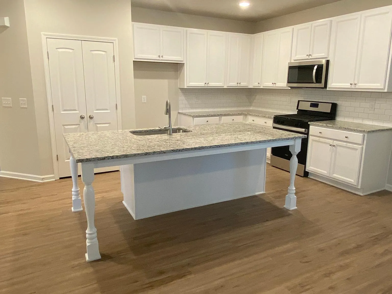 3 bed, 1827 sqft, $1,999 — Photo 4