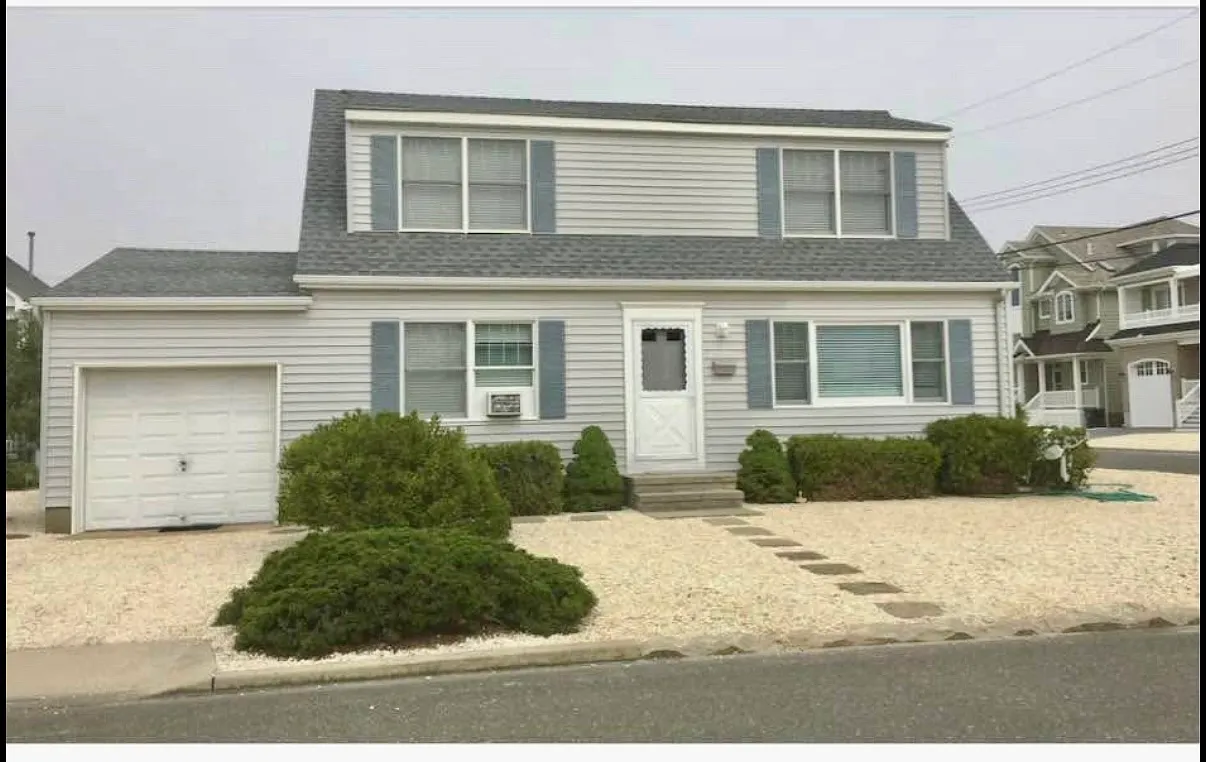 2 bed, 1.5 bath, 1296 sqft, $1,900 — Photo 1