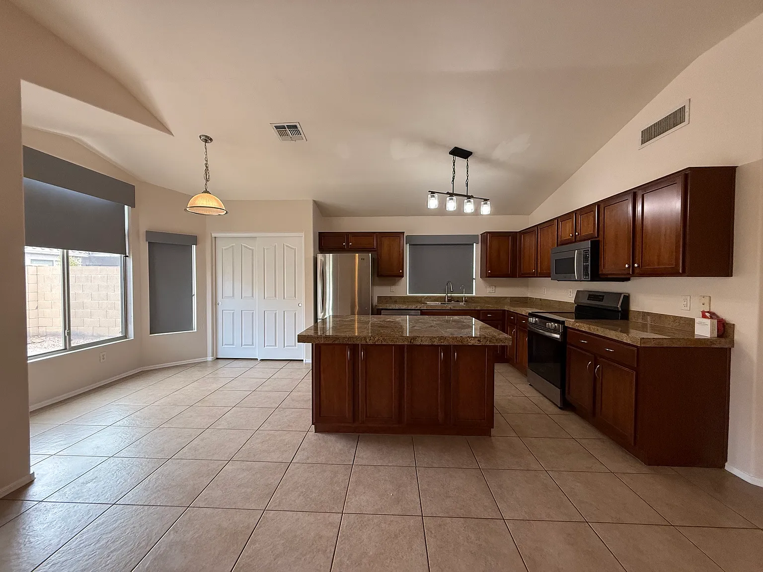 3 bed, 1885 sqft, $2,400 — Photo 3