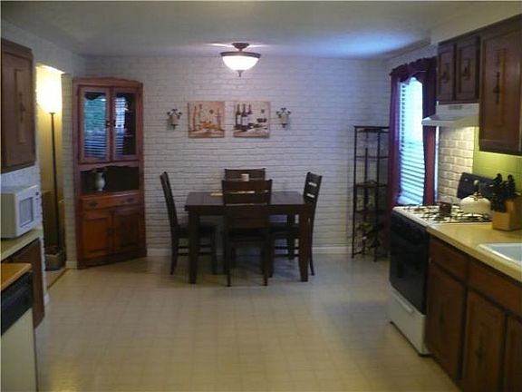 3rd image of 40 Forestal Dr
