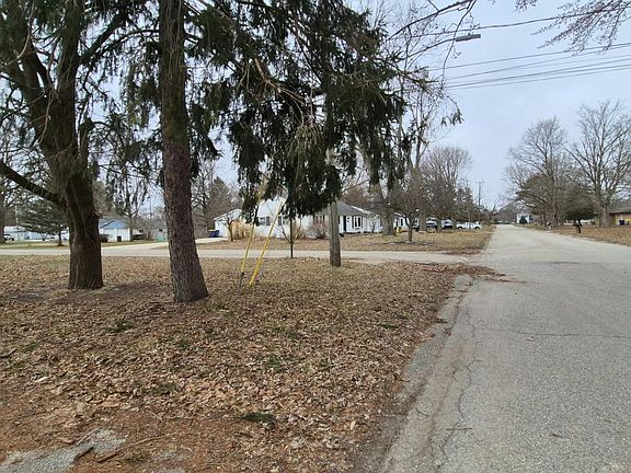 4th image of 111 Oak St