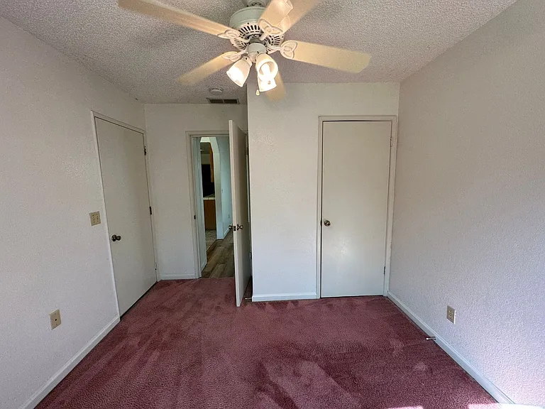 1135 Amberwood Ln — Photo 10