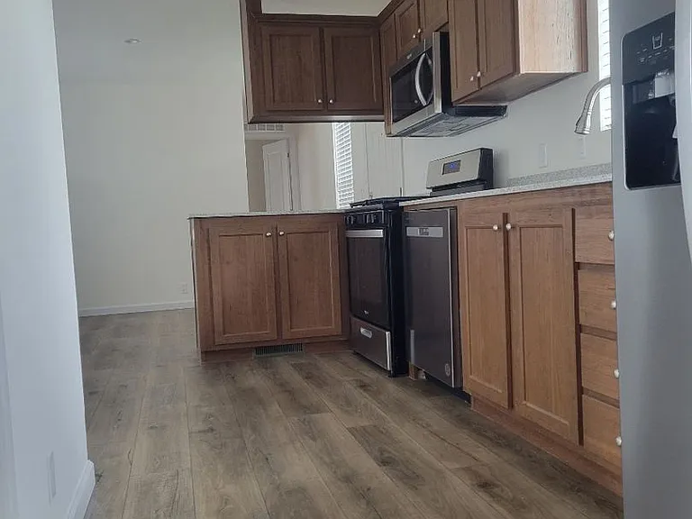 515 E Walnut St — Photo 6