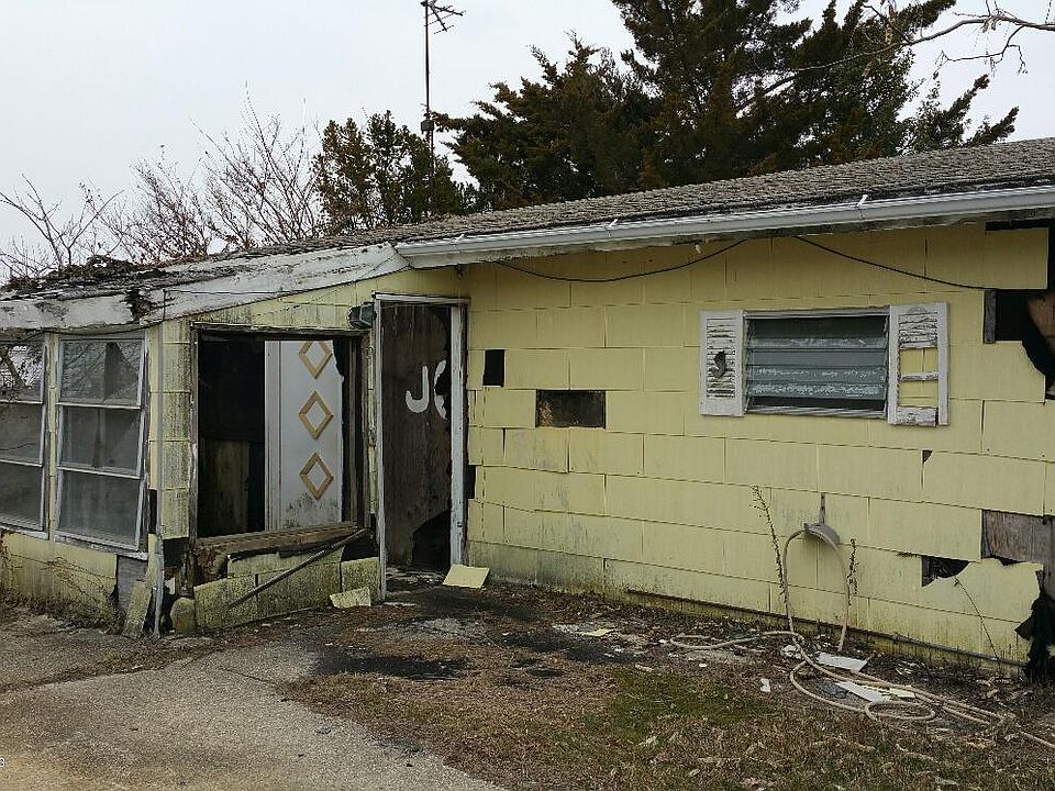 2nd image of 114 E Delaware Dr