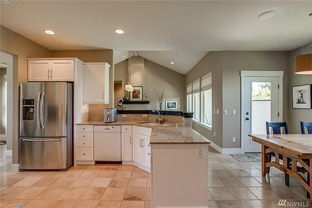 3 bed, 2.5 bath, 2650 sqft, $3,600 — Photo 3