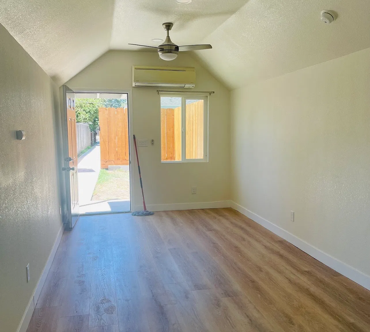 Studio, 350 sqft, $1,200 — Photo 4