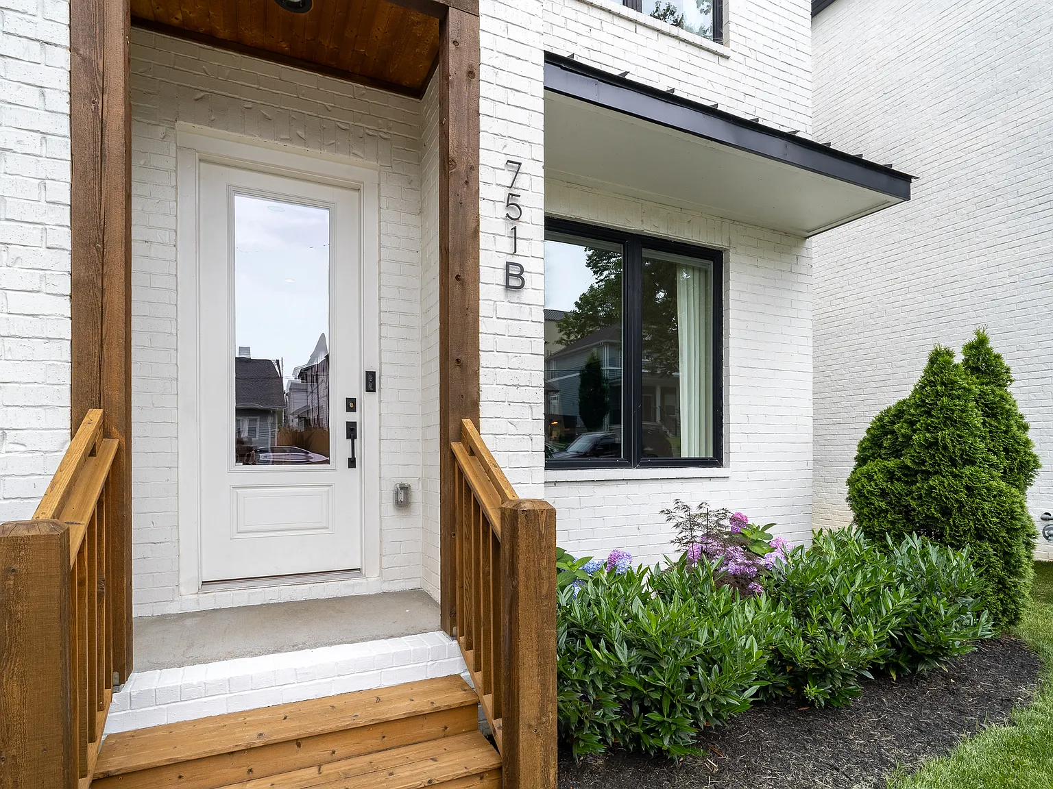 3 bed, 3.5 bath, 2585 sqft, $3,950 — Photo 2