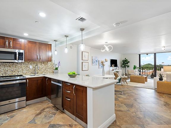 4th image of 2625 Collins Ave APT 809