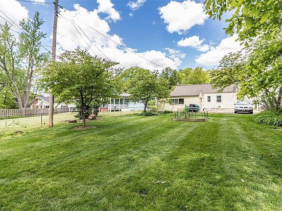 3rd image of 960 Woodbine Dr #1