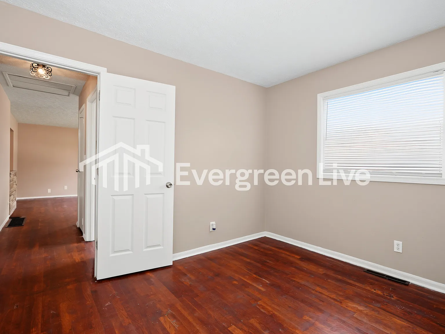 3 bed, 1.0 bath, 912 sqft, $1,495 — Photo 3